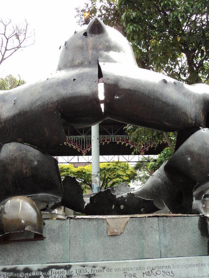 estatua paloma de paz botero medellin noemi